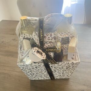 LOVERY Leopard Print Bath Gift Set basket
